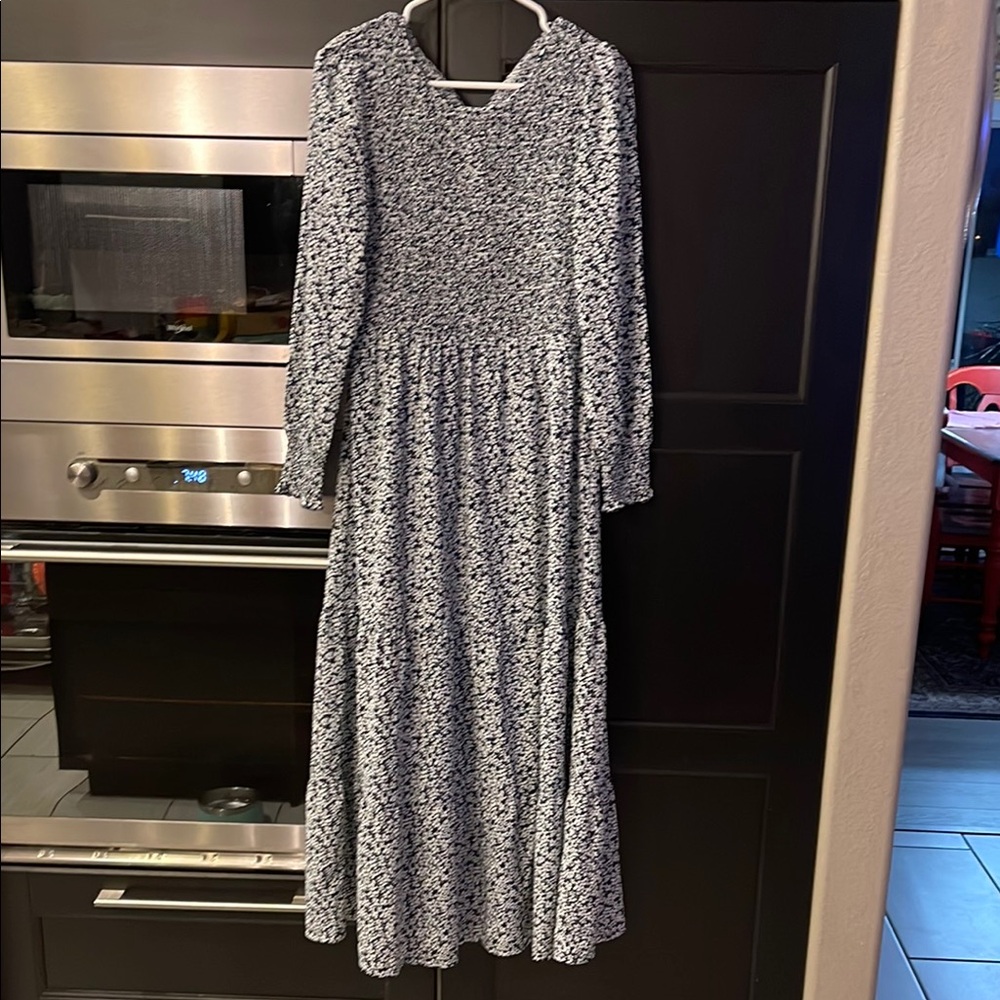 Casual White and Navy Blue Long Sleeve Smocked Daisy Dress Maxi